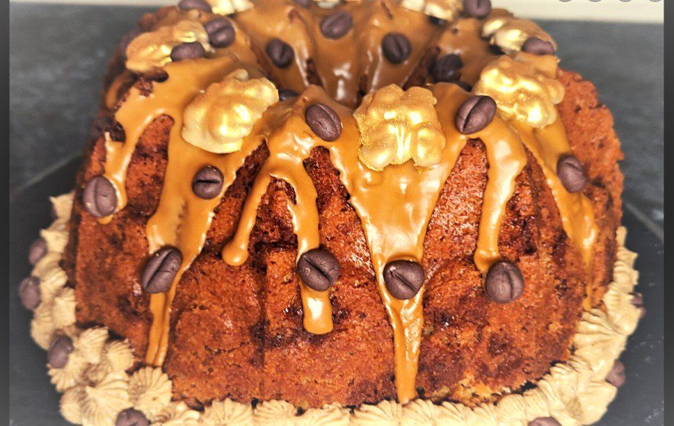  Torta al Caffè Con Noci Dorate e Gocce di Cioccolato Bianco