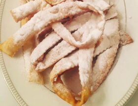 Chiacchiere o crostoli. Li prepariamo per molte occasioni speciali