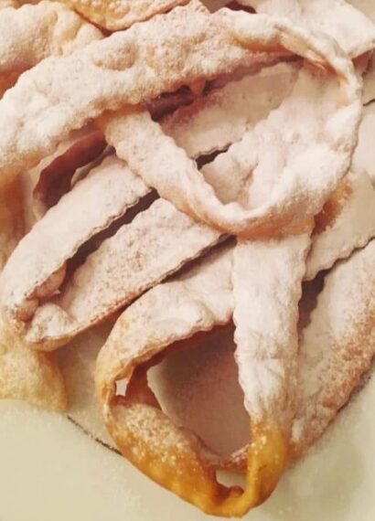 Chiacchiere o crostoli. Li prepariamo per molte occasioni speciali